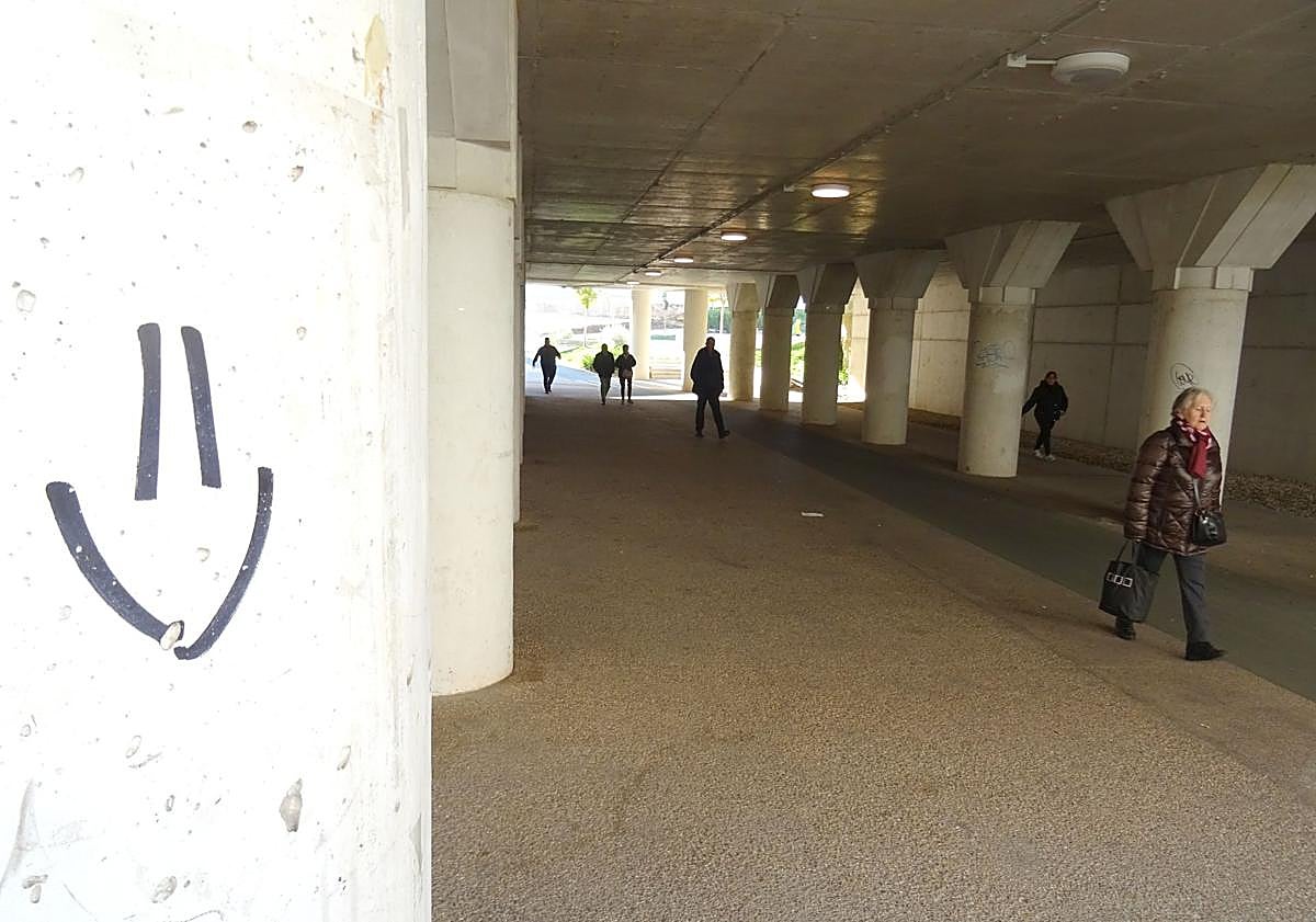 Imagen principal - Pintadas de 'Üeya' y 'UPRS' en torno al paso peatonal que une Panaderos y Estación con la avenida de Segovia. 